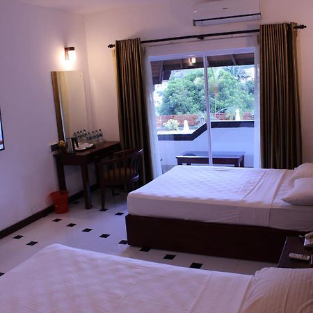 Kandyan Hotel Esterno foto