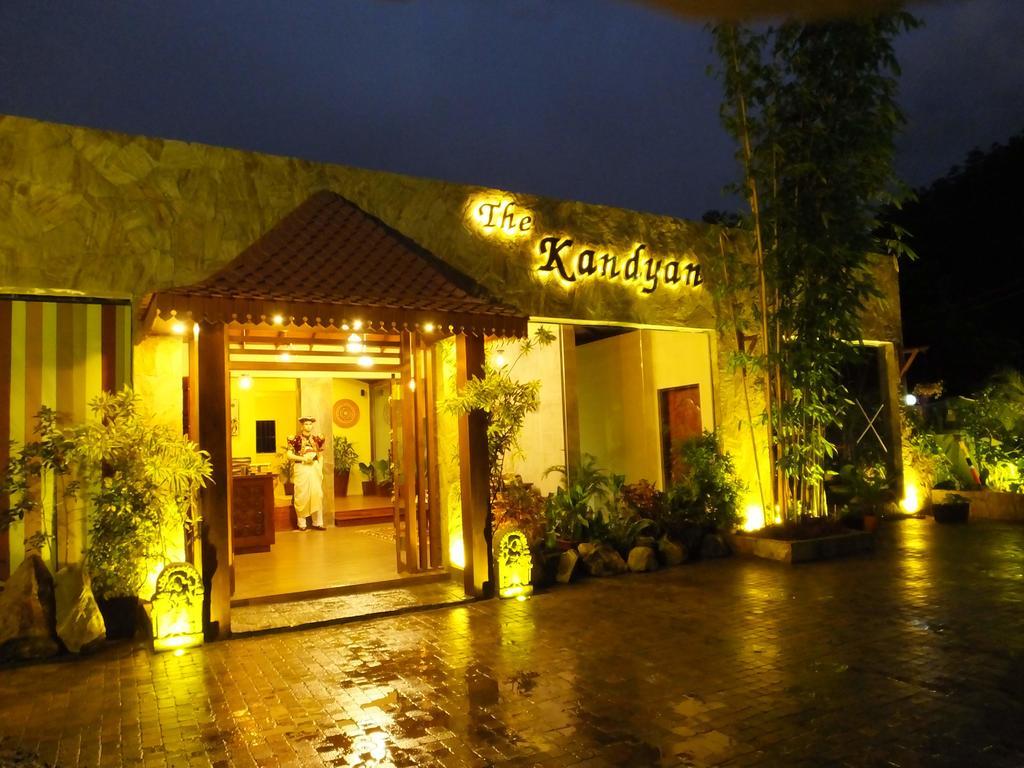 Kandyan Hotel Esterno foto
