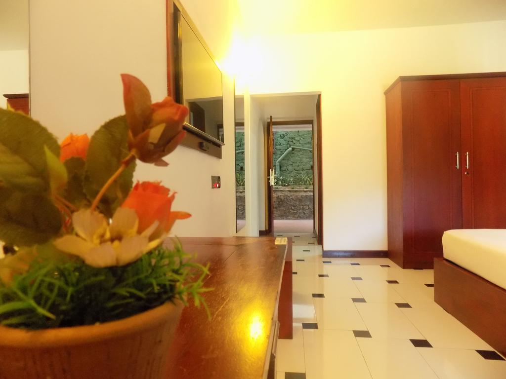 Kandyan Hotel Esterno foto