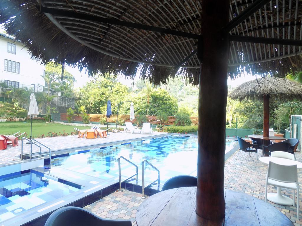 Kandyan Hotel Esterno foto