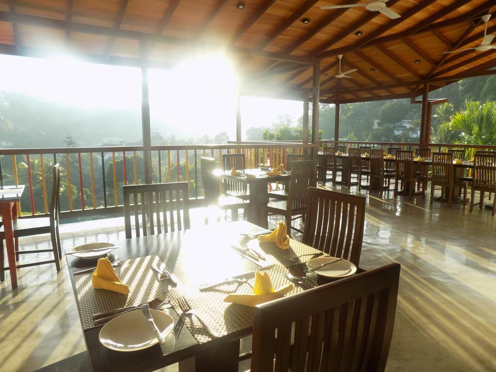 Kandyan Hotel Esterno foto