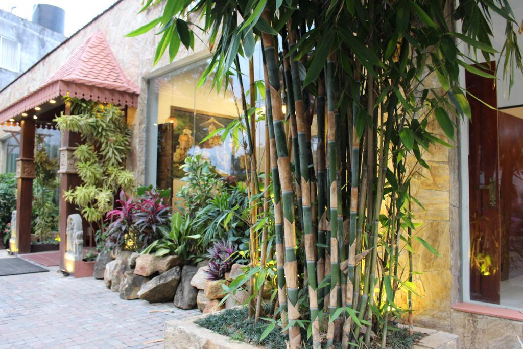 Kandyan Hotel Esterno foto