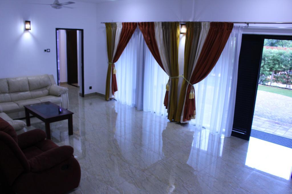 Kandyan Hotel Esterno foto