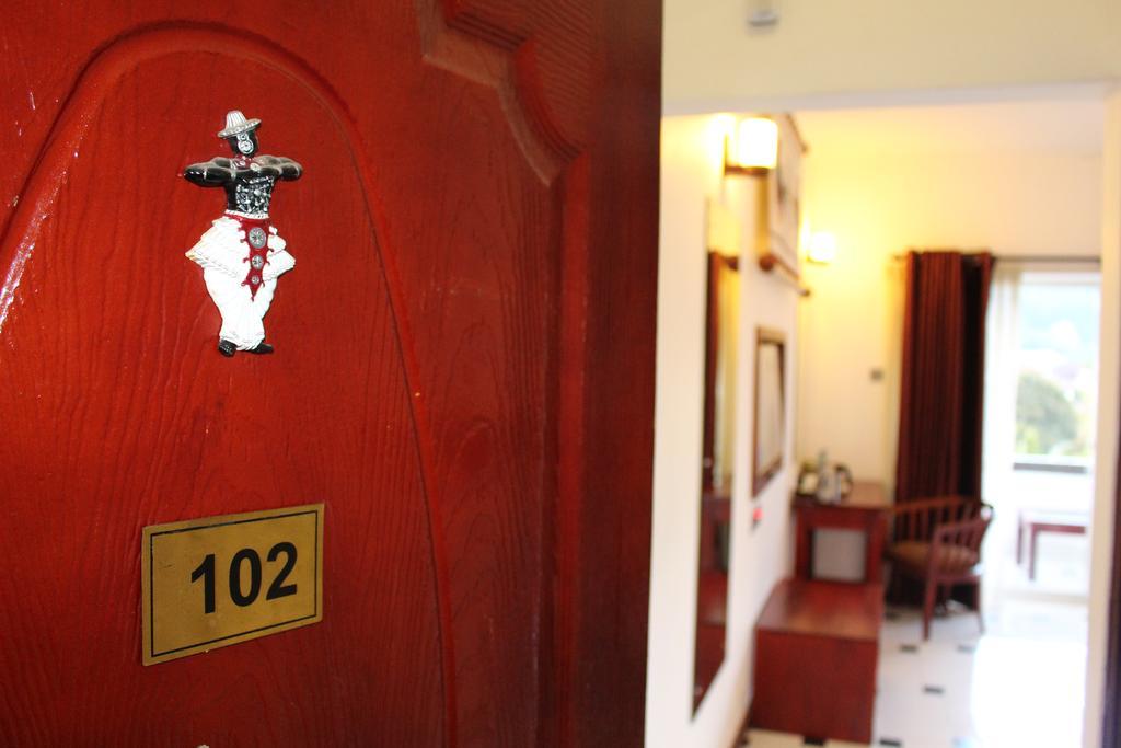 Kandyan Hotel Esterno foto
