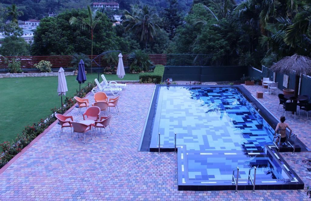 Kandyan Hotel Esterno foto
