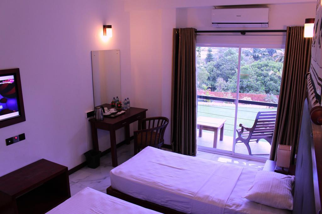 Kandyan Hotel Esterno foto