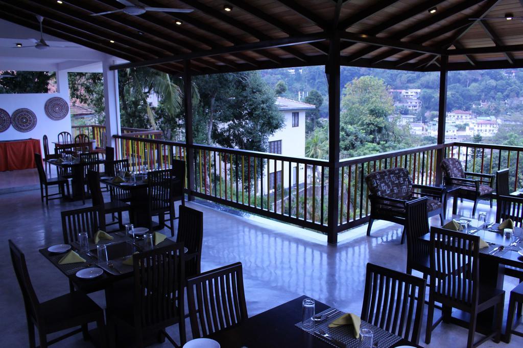 Kandyan Hotel Esterno foto