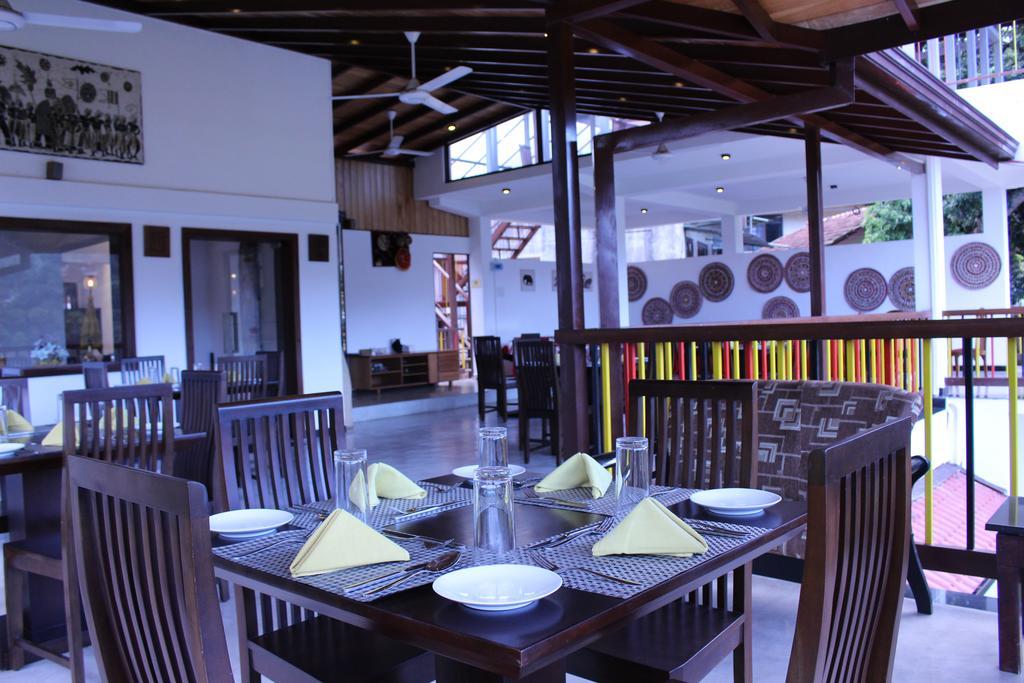 Kandyan Hotel Esterno foto