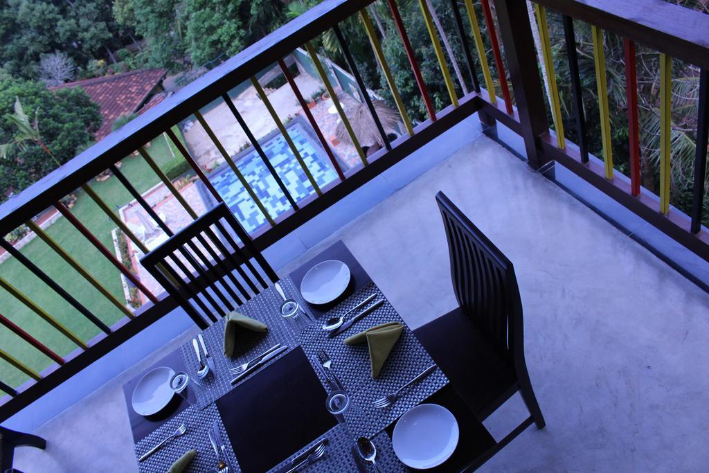Kandyan Hotel Esterno foto