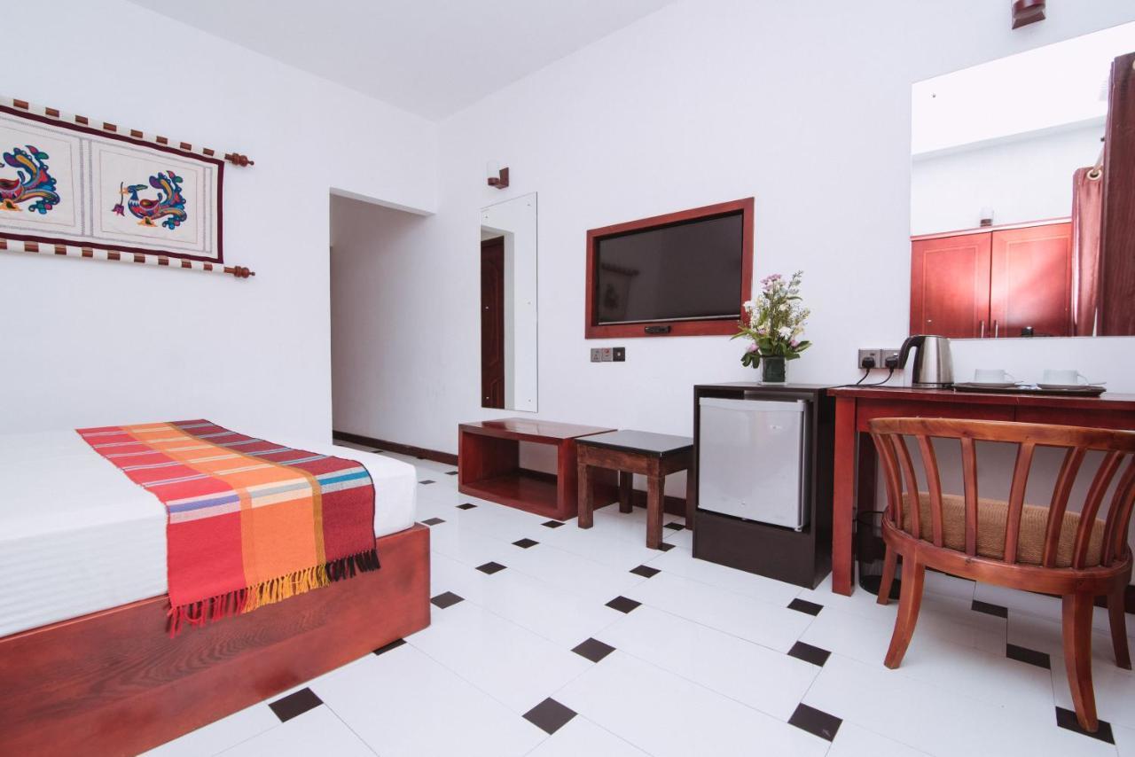Kandyan Hotel Esterno foto