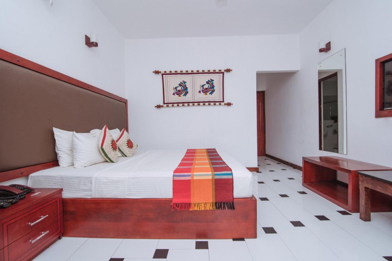 Kandyan Hotel Esterno foto