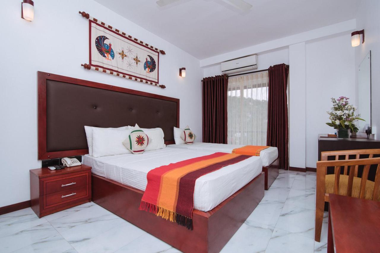 Kandyan Hotel Esterno foto