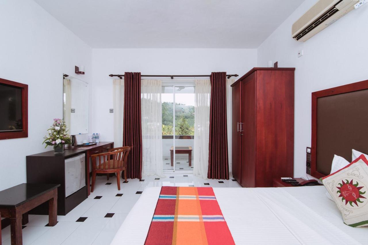 Kandyan Hotel Esterno foto