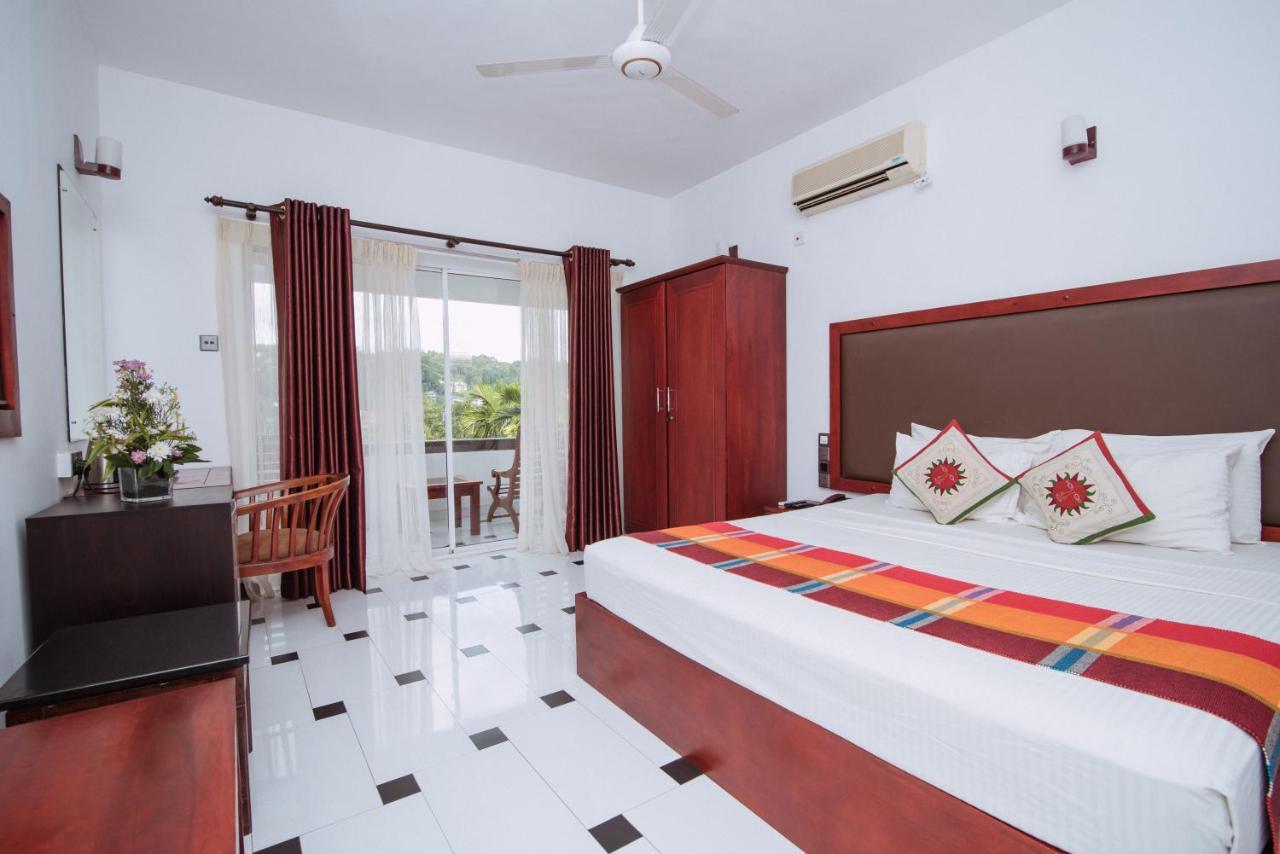 Kandyan Hotel Esterno foto